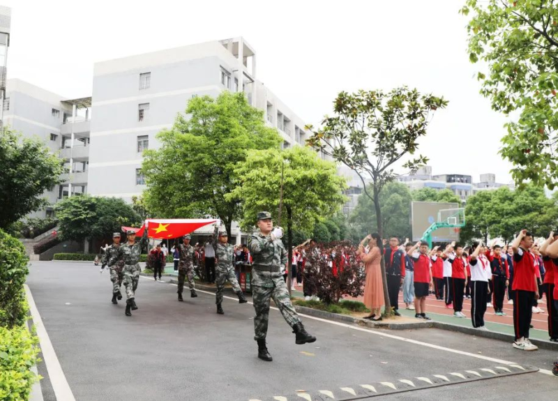 长沙市耀华中学——<耀星璨华> 校友李康：国旗在我心中，一个仪仗老兵和国旗的故事！