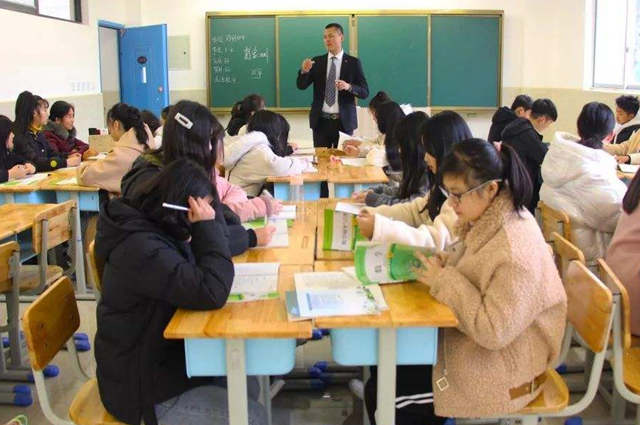 衡阳华岳学校是公立还是私立？学费是多少？