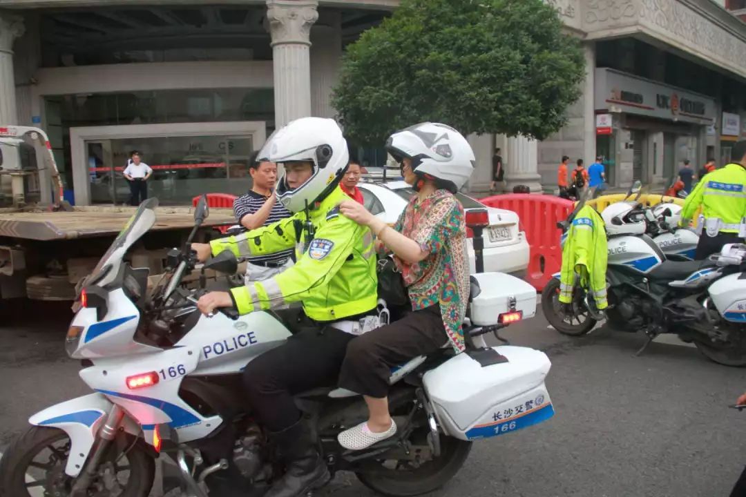 长沙耀华中学考场分布 高考丨妈妈团穿旗袍、拿向日葵，交警帮多名考生护送准考证……一幕幕是爱是暖也是期望